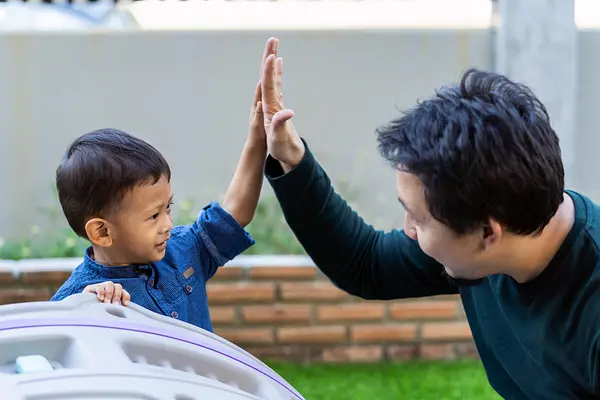 Célébrer le succès de l'apprentissage de la propreté : rendre les étapes marquantes mémorables