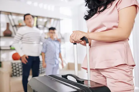 Manteniendo el Hogar Funcionando Sin Problemas: Una Guía para Gestionar las Tareas Domésticas Cuando Uno de los Padres Viaja por Trabajo
