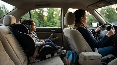 Carpool con un bambino che ha bisogno di un po' più di attenzione